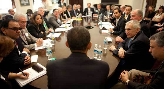 Obama de espaldas en una reunión