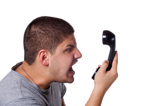 Hombre muy cabreado gritando al teléfono