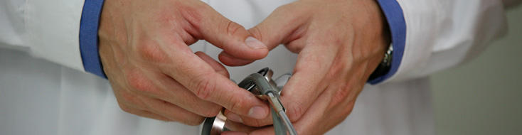 manos de un medico con estetoscopio experiencia de paciente